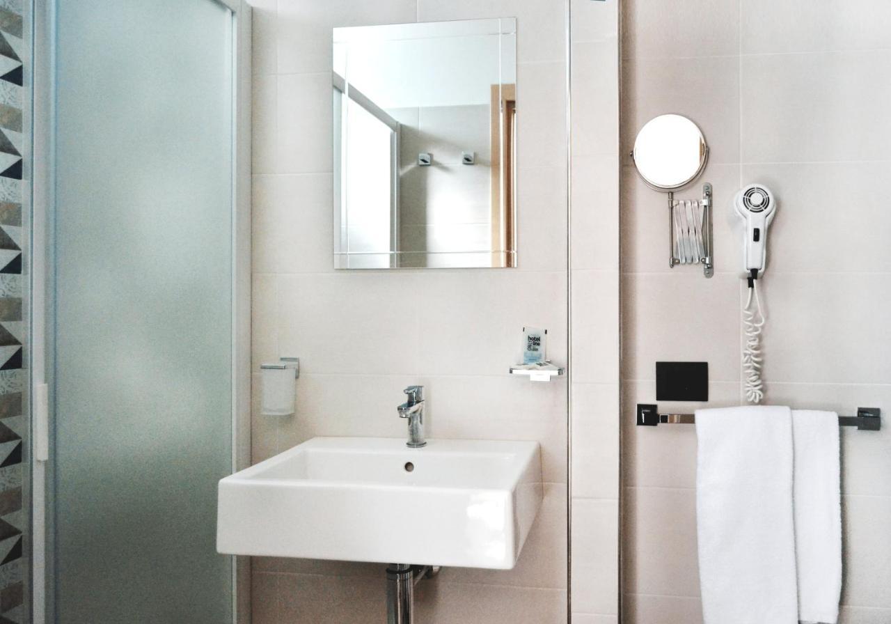 Color Hotel Римини Екстериор снимка