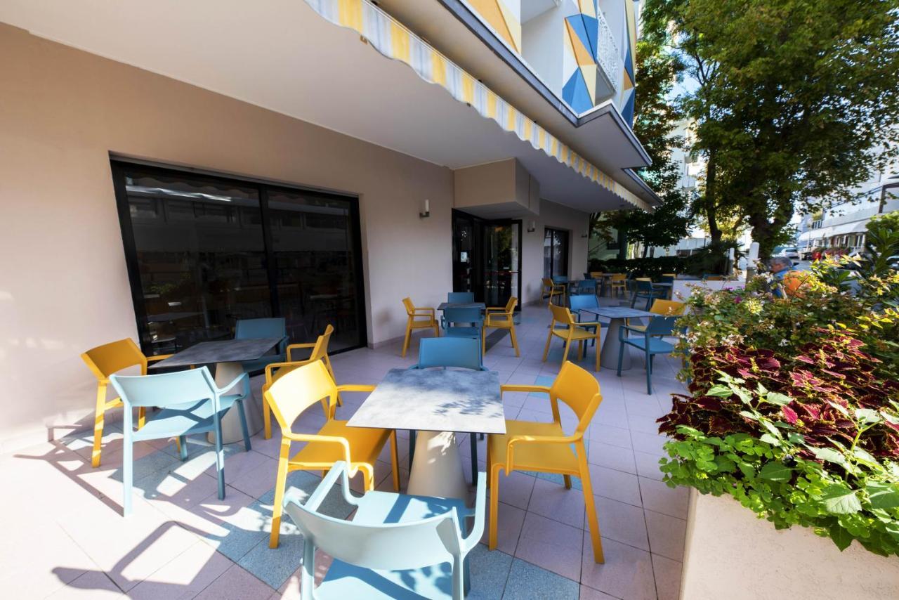 Color Hotel Римини Екстериор снимка